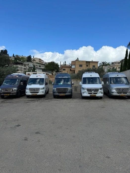 מיניבוסים של ב.א.פ הכרמל בע״מ בחזית החברה